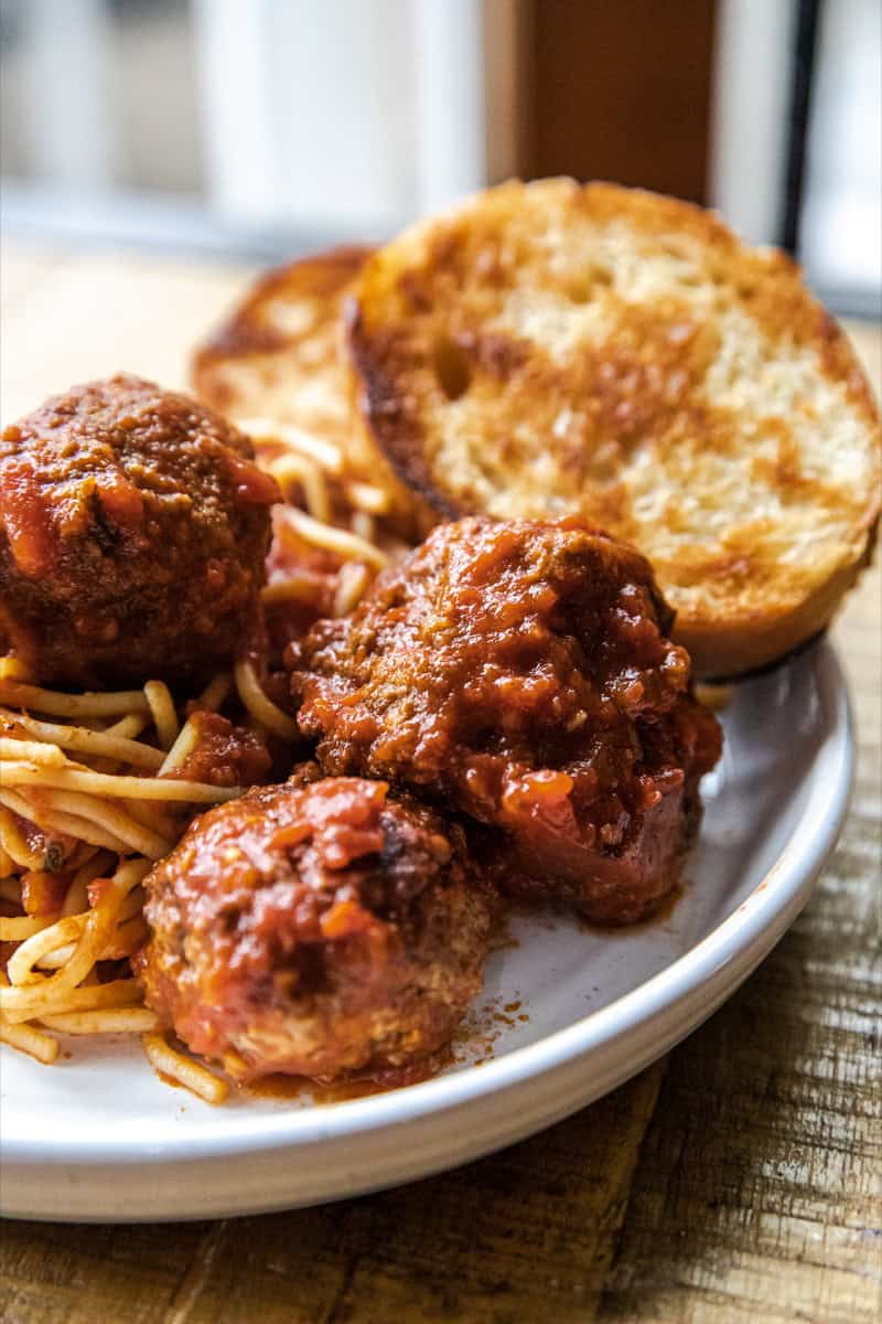 Delicious homemade spaghetti with savory meatballs and toasted garlic bread, perfect for a comfortin.
