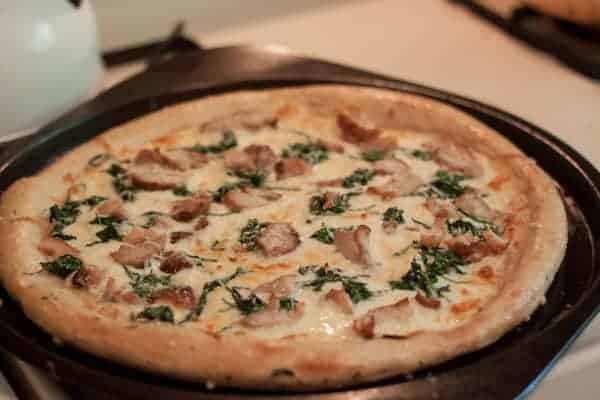 Chicken and spinach pizza with garlic white sauce