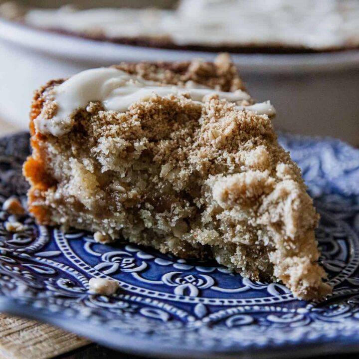 Delicious banana crumb cake with a crunchy topping, perfect for breakfast or dessert.
