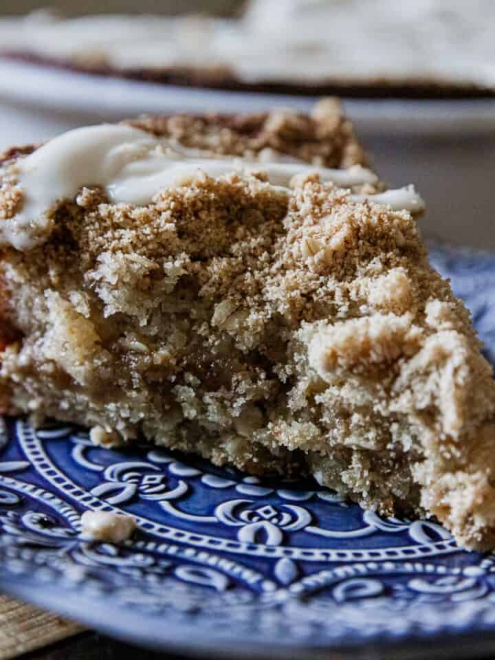 Delicious banana crumb cake with a crunchy topping, perfect for breakfast or dessert.