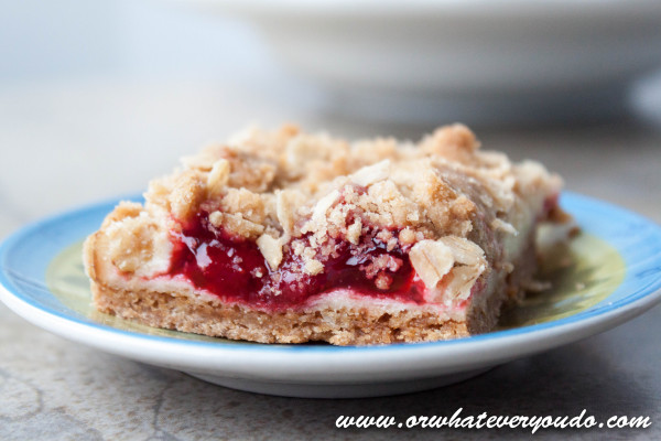 Strawberry Cheesecake Crumble Bars 