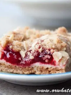 Strawberry Cheesecake Crumble Bars