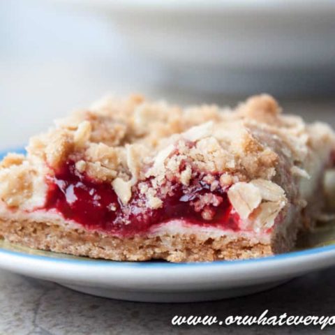 Strawberry Cheesecake Crumble Bars