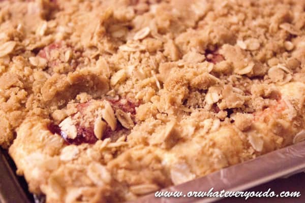 Strawberry Cheesecake Crumble Bars 