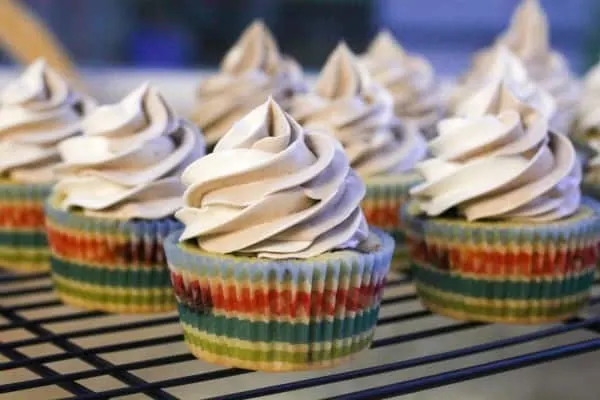 Marble Cupcakes I www.orwhateveryoudo.com I #recipe #cupcake #marble #chcoclate #swiss #meringue