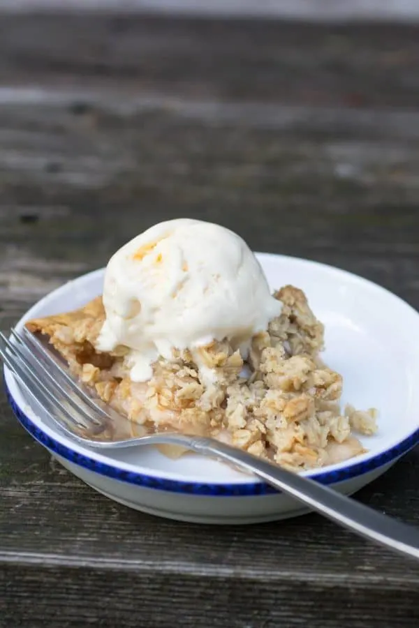 caramel apple crumble pie