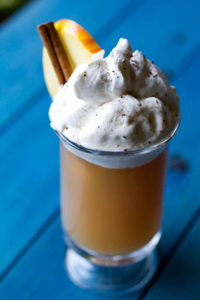 Salted Caramel Spiked Apple Cider - Easy hot boozy drink for the holidays!