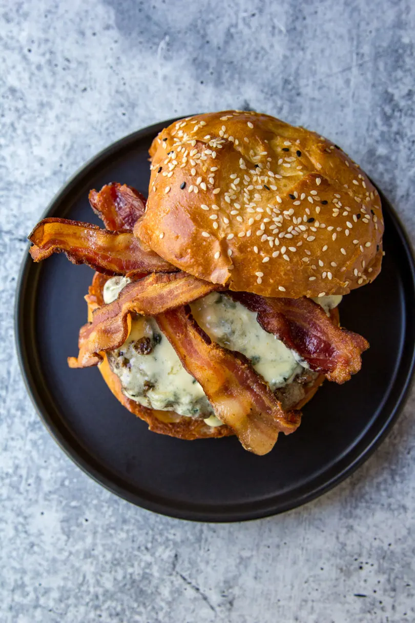 Burger au bacon et au bleu (Bleu Cheese and Bacon Burger) - La