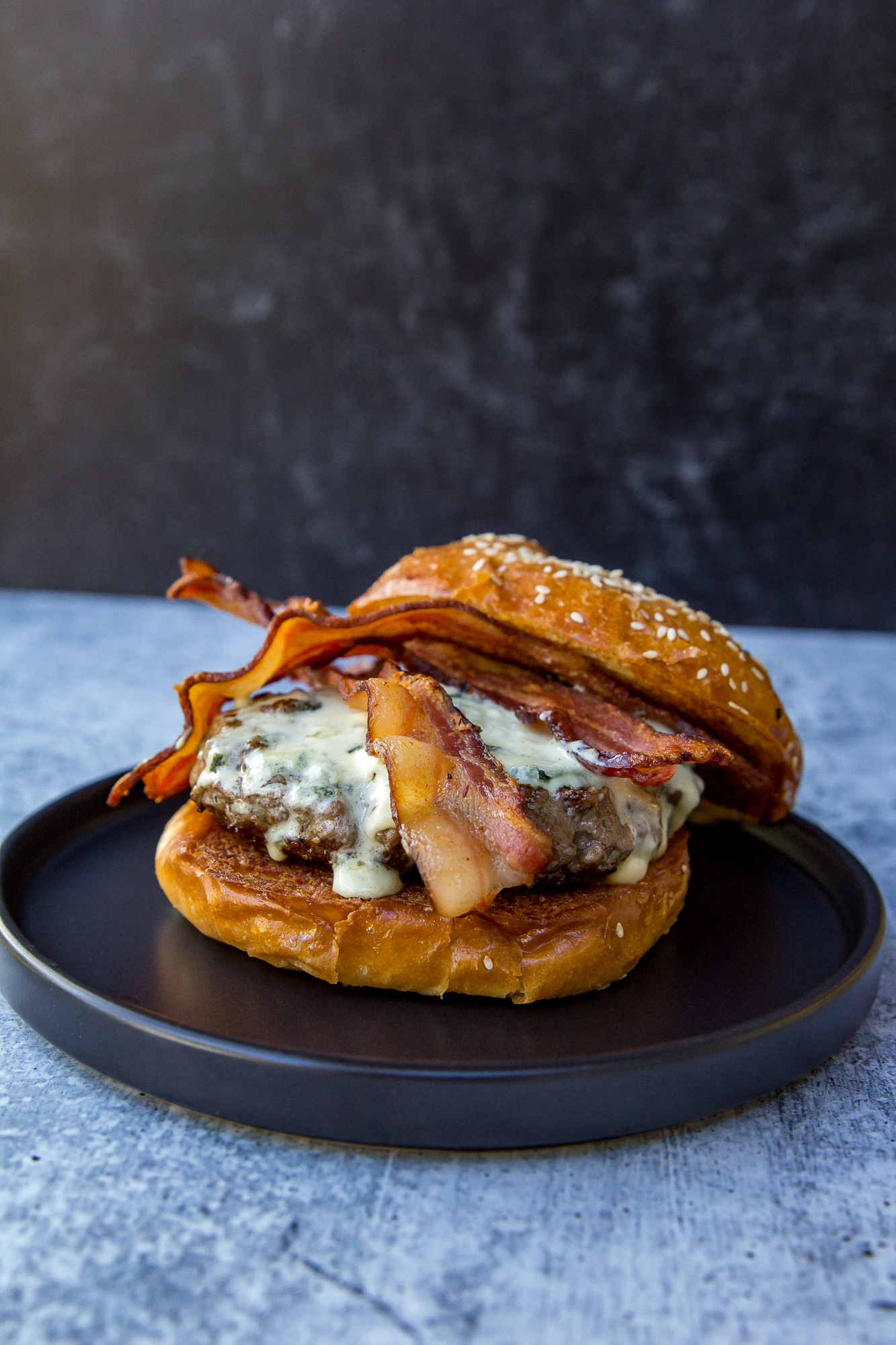 Burger au bacon et au bleu (Bleu Cheese and Bacon Burger) - La