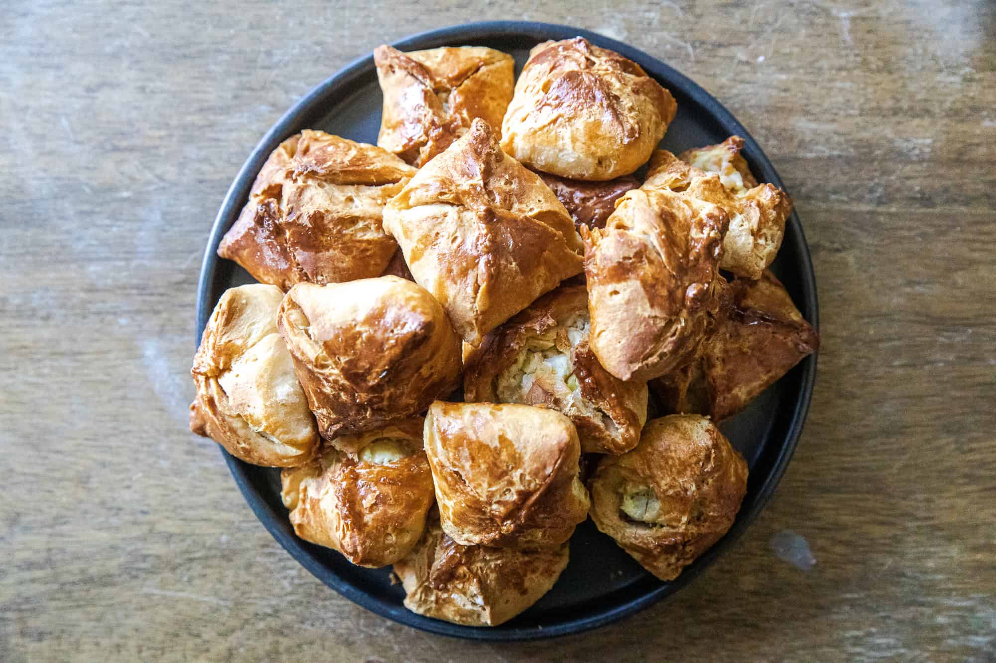Delicious bite-sized biscuit snacks filled with creamy artichoke dip, perfect for parties and gather.